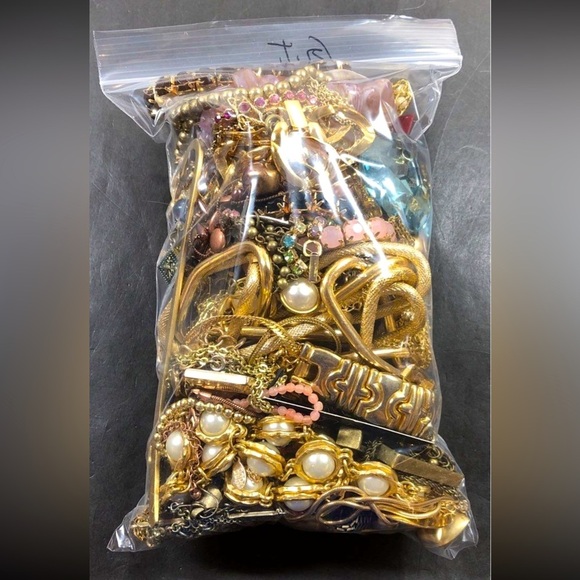 2 LB LUXE Jewelry Lot 💎 Vintage Mod Luxury Bling~ Gold Silver Pearl Rhinestone - Picture 1 of 8